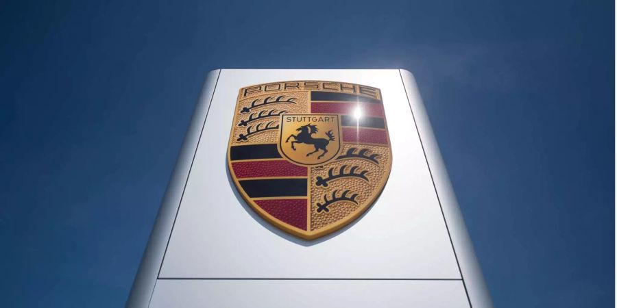 Das Porsche-Logo ist auf einem Schild an der Zufahrt zum Porsche-Entwicklungszentrum zu sehen.