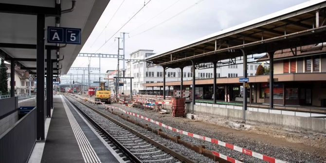 Sicht auf die neue Perronanlage, links, sowie das alte Gleis 4, rechts beim SBB Bahnhof.