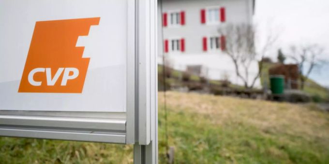 Unterschriften für Prämien-Initiative Wahlplakate der CVP.