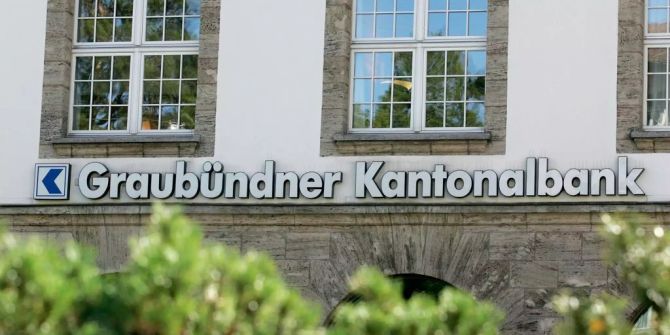 Das Logo der Graubündner Kantonalbank GKB an der Hauptfiliale am Postsplatz in Chur.