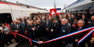 Einweihung der Station Delle mit einer schweizerischen und französischen Delegation.