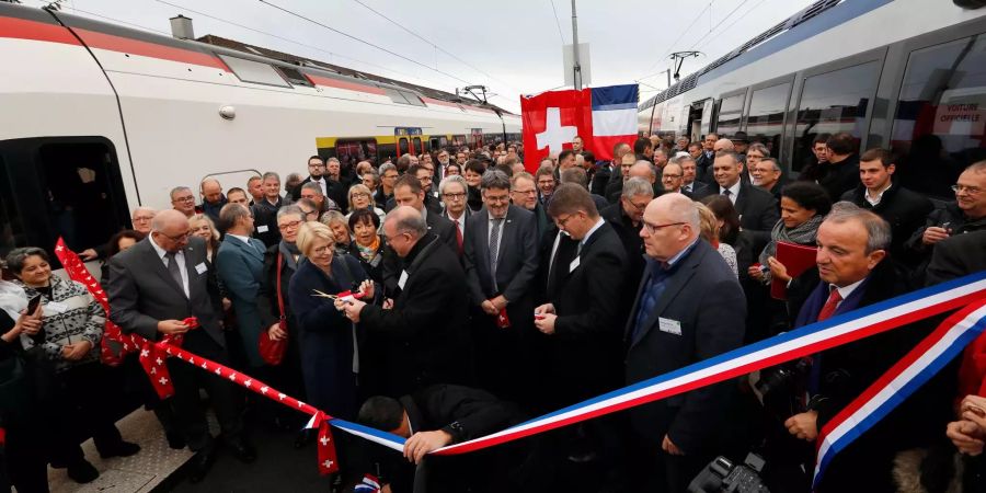 Einweihung der Station Delle mit einer schweizerischen und französischen Delegation.