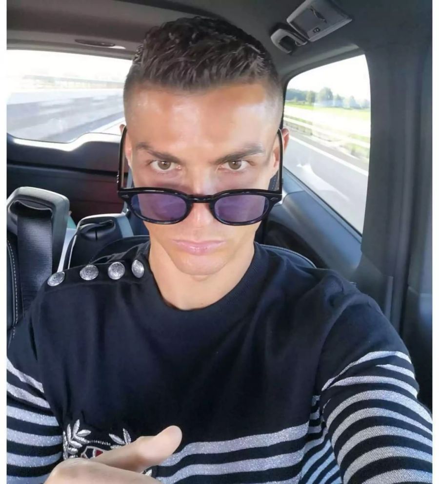 Cristiano Ronaldo macht ein Selfie.