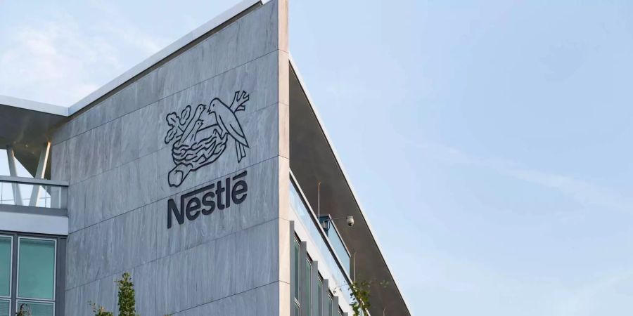 Die Sonne scheint auf den Haupsitz des Nahrungsmittelkonzerns Nestle.