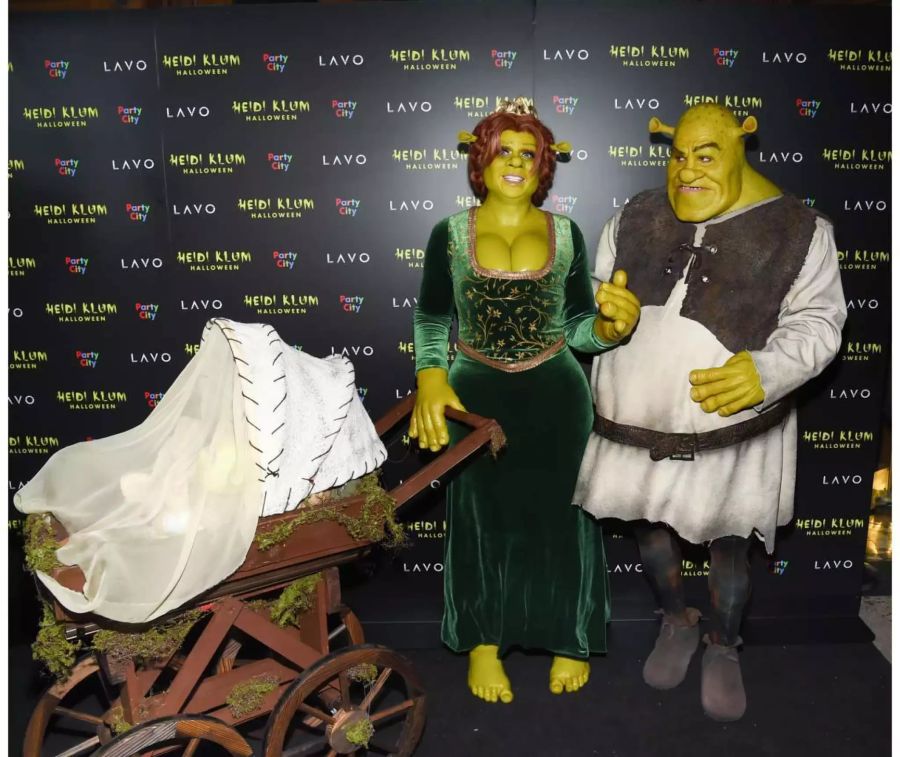 Die beiden hatten auch einen Kinderwagen mit Mini-Shreks dabei.