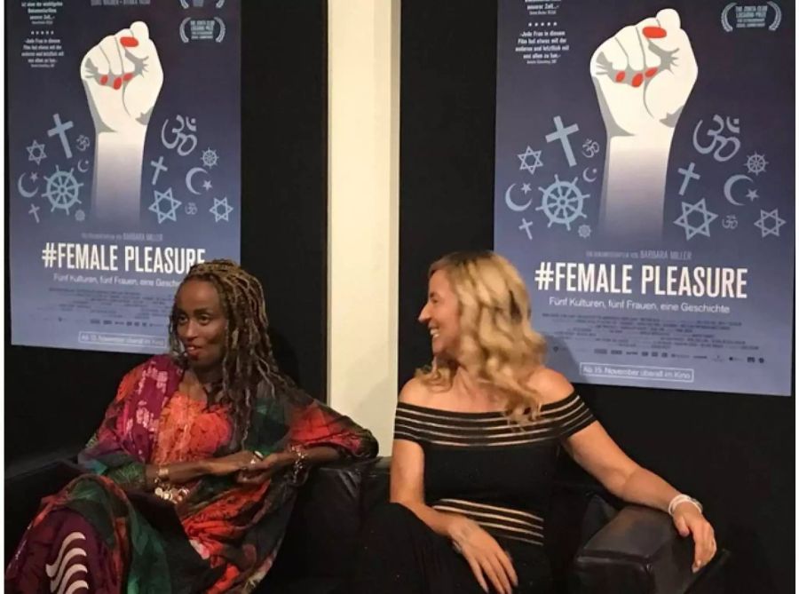 Leyla Hussein (l.) und Barbara Miller amüsieren sich im Vorfeld der Premiere.