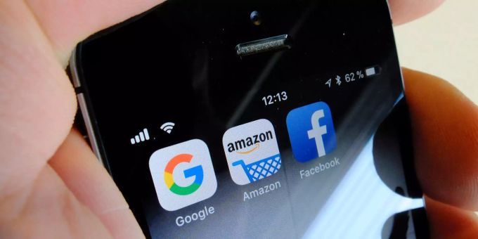 Konzerne wie Google, Amazon und Facebook könnten künftig mehr Steuren bezahlen. Logos für Apps der US-Internetkonzerne Google (l-r), Amazon und Facebook sind auf dem Display eines iPhone zu sehen.