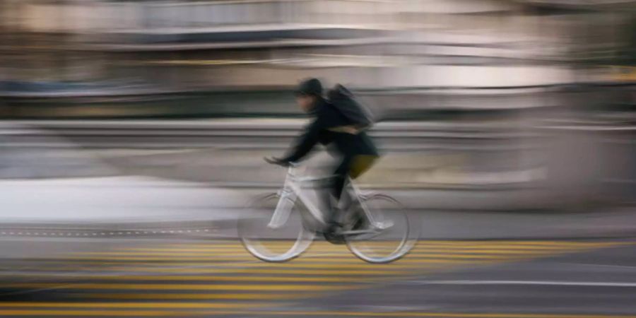 Unscharfes Bild eines Radfahrers und des Autos.