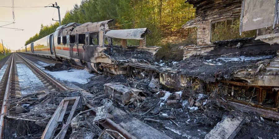 Der ICE mit einem ausgebrannten Waggon steht auf der Schnellbahnstrecke zwischen Köln und Frankfurt.