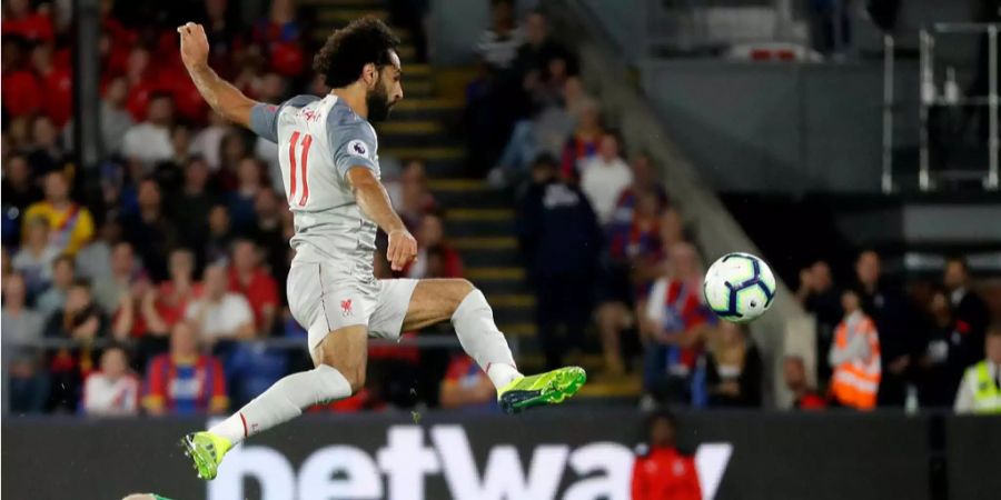 Liverpools Mohammed Salah springt über Crystal Palace Torwart Wayne Hennessey.