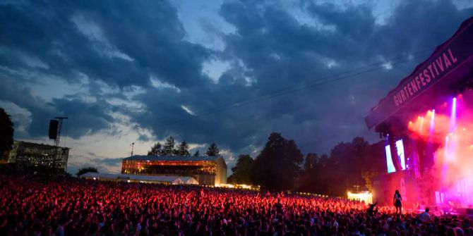 Besucher geniessen das Gurtenfestival.