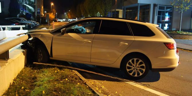 In Steinhausen ZG prallte ein alkoholisierter Autolenker in eine Mauer.