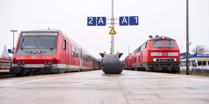 Ein Regionalzug der Deutschen Bahn (l) und ein Intercityexpress stehen im Bahnhof.