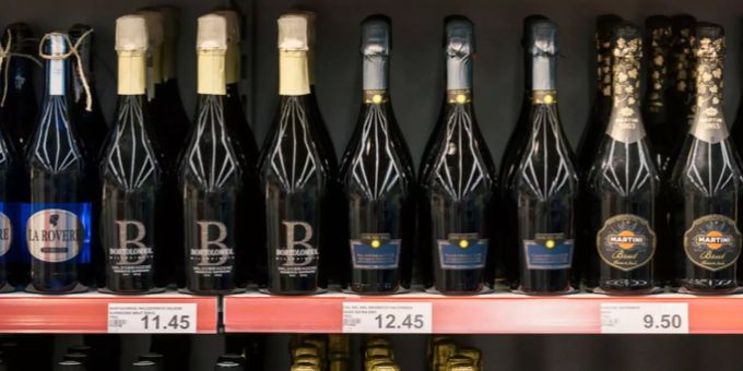 Ein 44-Jähriger Mann hat sich durch das Stehlen von Champagner- und Whiskyflaschen den Lebensunterhalt verdient. Champagnerflaschen stehen im Laden.