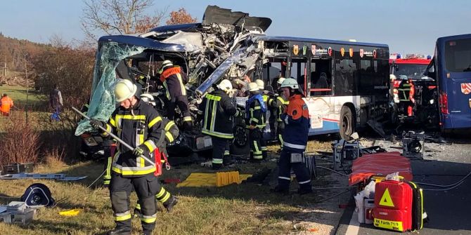 Rettungskräfte arbeiten an einer Unfallstelle.