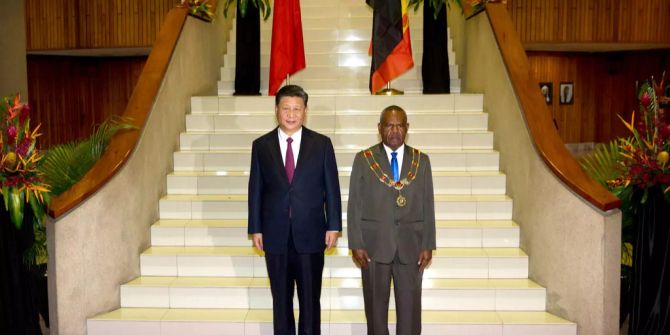 Xi Jinping am Apec-Treffen in Papa Neuguinea mit dessen Generalgouverneur Bob Dadae.