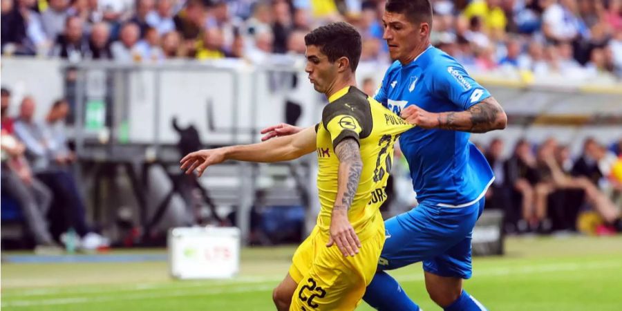 Christian Pulisic (links) und Steven Zuber kämpfen um den Ball.