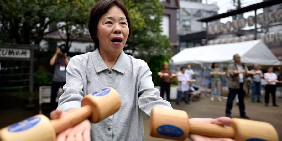 Eine Frau trainiert in Japan.