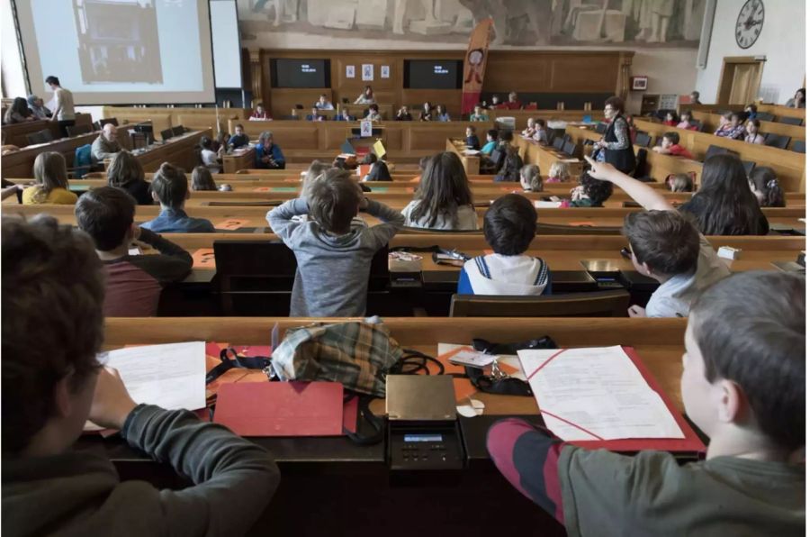 Kinder an der Sitzung des Kinderparlamentes im Mai 2014 - Keystone