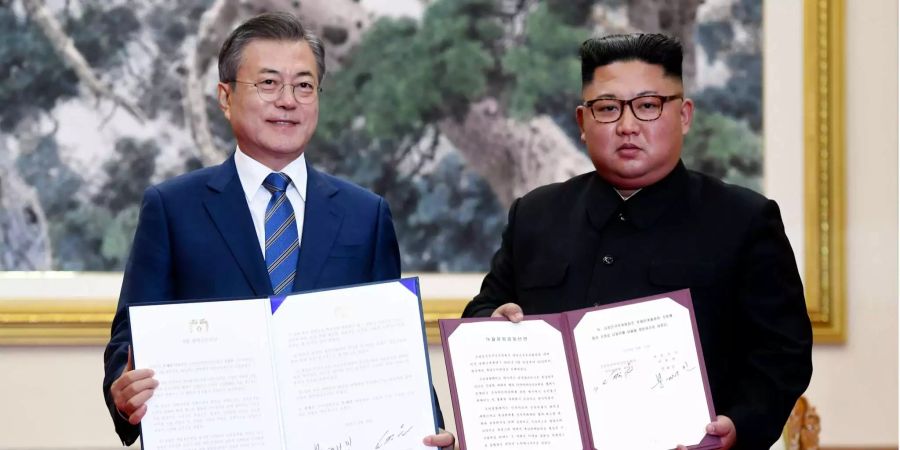 Moon Jae In und Kim Jong Un halten ihre Abschlusserklärung des dritten Gipfeltreffens in Pjöngjang.