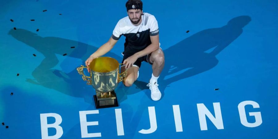 Nikoloz Basilashvili präsentiert seine Trophäe nach dem Sieg am ATP-Turnier von Peking.