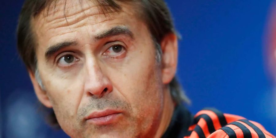 Real Madrids Trainer Julen Lopetegui nimmt an einer Pressekonferenz teil.