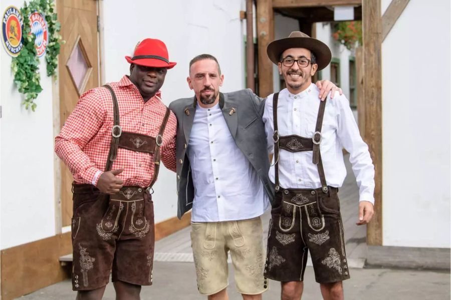 Franck Ribery vom FC Bayern München (M) kommt mit zwei Freunden in das Käferzelt auf dem Oktoberfest auf der Theresienwiese.