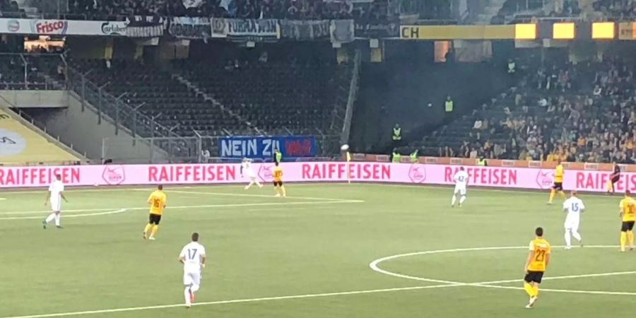 Nein zum Video-Beweis. Die Fans des FC Luzern protestieren gegen das Vorhaben des Schweizer Fussballverbands, Video-Assistenten einzuführen.