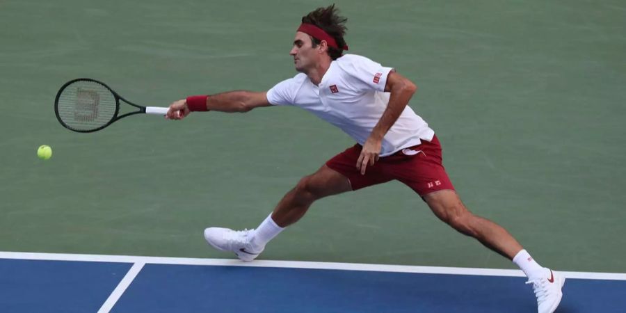 Roger Federer streckt sich gegen Nick Kyrgios  an den US Open 2018 nach einem Ball.