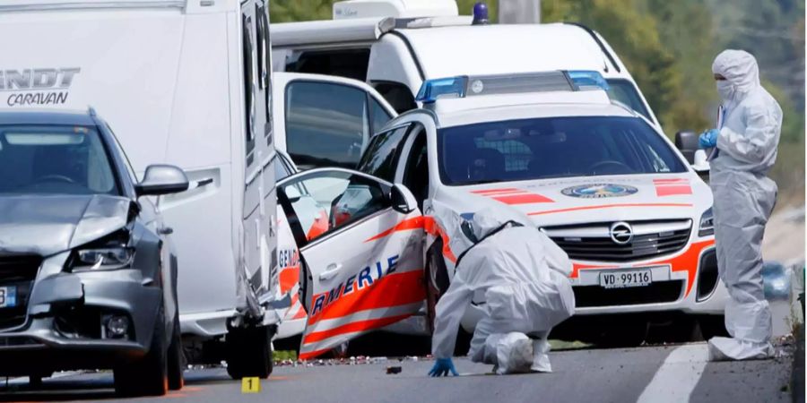 Polizisten und Kriminalpolizisten an der Unfallstelle in Thoiry (F).