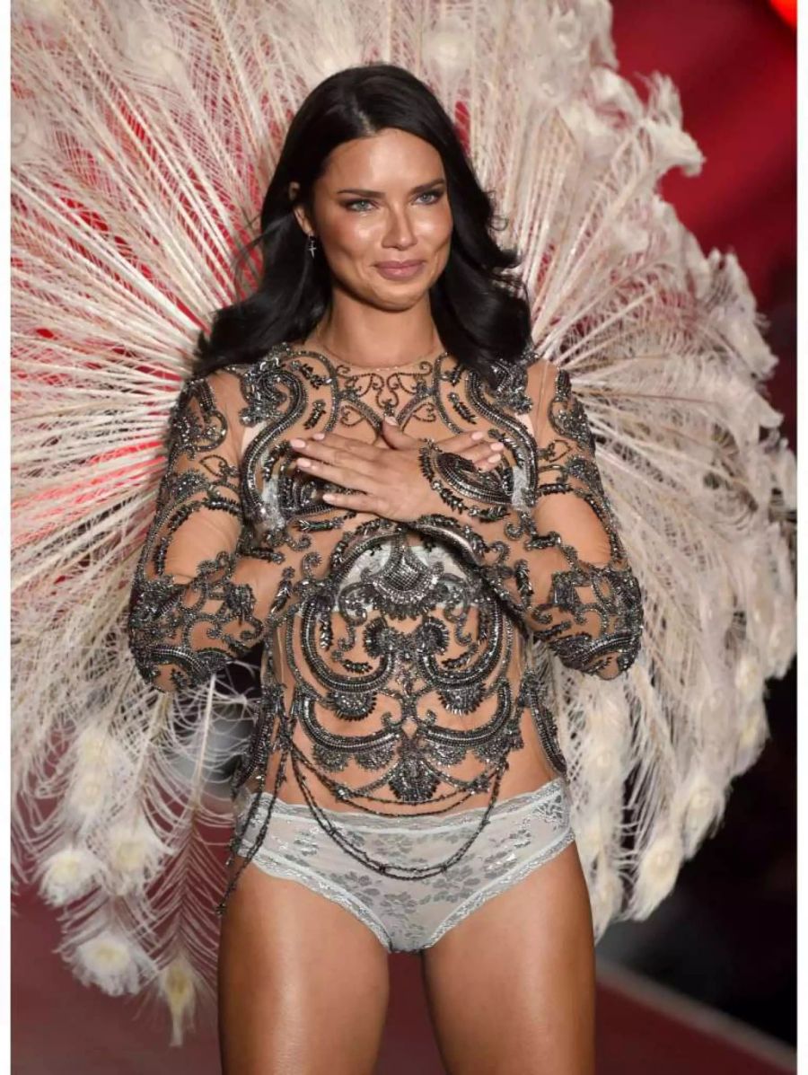 Für Adriana Lima war es der letzte Auftritt auf dem der «Victoria's Secret»-Laufsteg. Mit Tränen schwebte sie in NEw York das letzte Mal über den Runway.