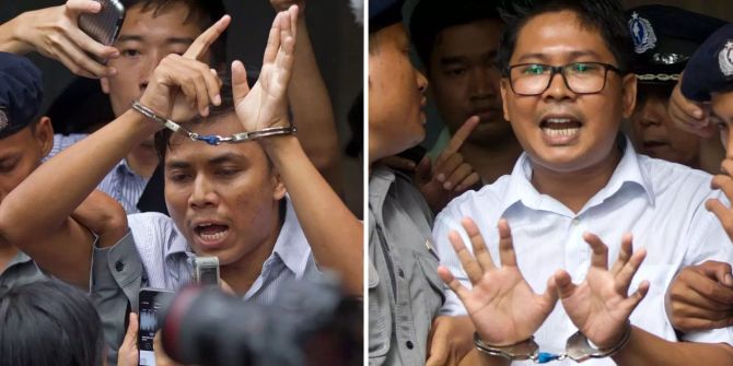 Die beiden Journalisten Kyaw Soe Oo (l.) und Wa Lone (r.) werden von der Polizei Myanmars in Handschellen zum Gericht in Yangon geführt.