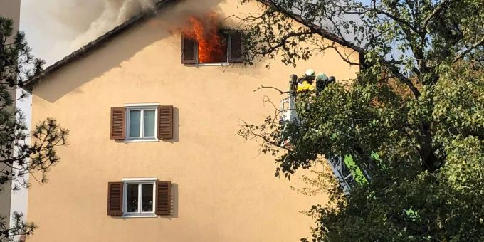 Am Samstagvormittag kam es in einem Mehrfamilienhaus in Neuhausen am Rheinfall zu einem Brand. Das Feuer konnte rasch unter Kontrolle gebracht werden. Gemäss aktuellem Erkenntnisstand wurden bei diesem Brand keine Personen verletzt. Es entstand ein erheblicher Sachschaden. Am Samstagvormittag kam es in einem Mehrfamilienhaus in Neuhausen am Rheinfall zu einem Brand. Das Feuer konnte rasch unter Kontrolle gebracht werden. Gemäss aktuellem Erkenntnisstand wurden bei diesem Brand keine Personen verletzt. Es entstand ein erheblicher Sachschaden.