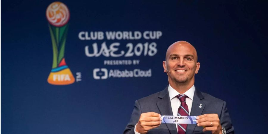 Der ehemalige Profi Esteban Cambiasso hält bei der Auslosung zur Klub-WM das Los mit Real Madrids Namen.