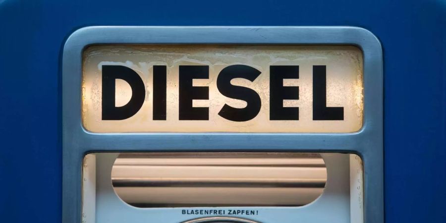 Das Wort «Diesel» ist bei der Oldtimermesse Retro Classics auf einer historischen Zapfsäule zu sehen.