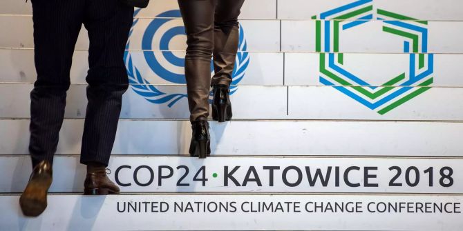 Das Logo des Weltklimagipfel COP24 ist an einer Treppe am Veranstaltungsort angebracht.