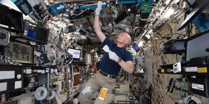 Alexander Gerst beim wöchentlichen Putzen auf der ISS.