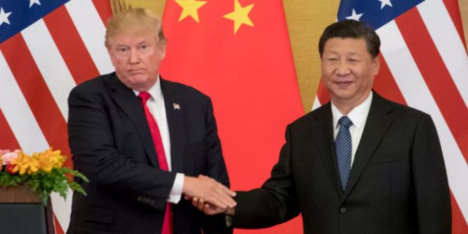 Chinas Staatschef Xi Jinping und US-Präsident Donald Trump geben sich die Hand.