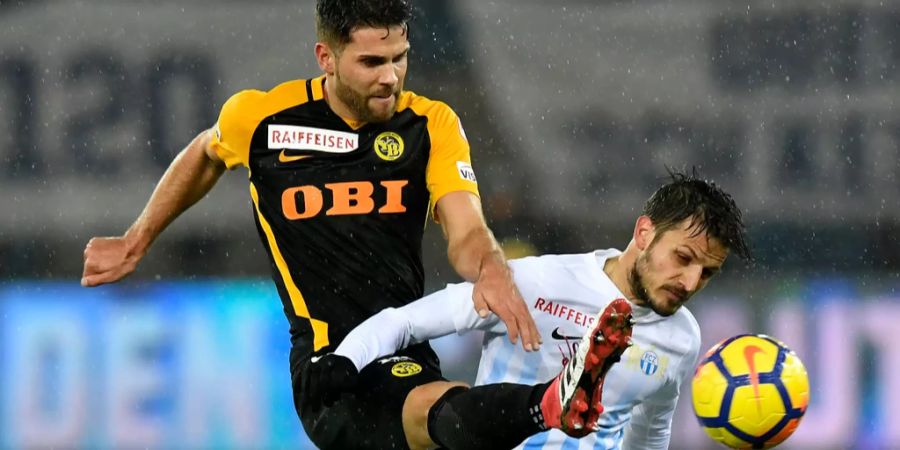 Leonardo Bertone (YB) und Antonio Marchesano (FCZ) kämpfen um den Ball.