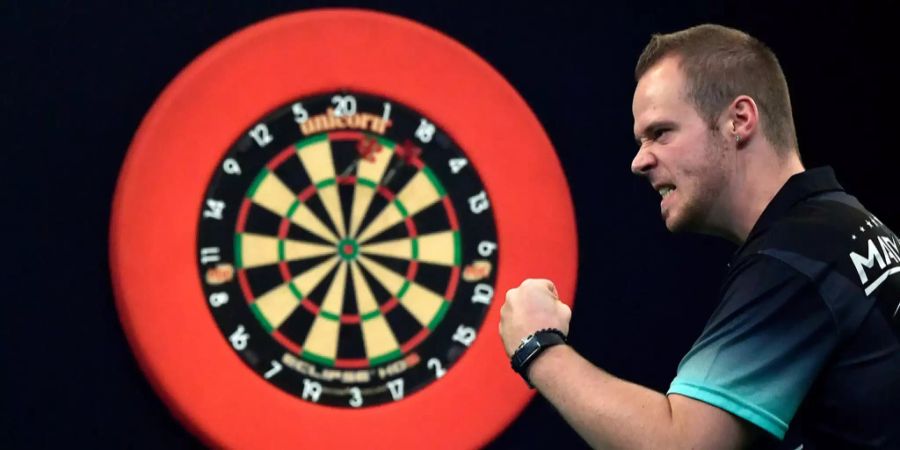 Der deutsche Dartspieler Max Hopp jubelt.