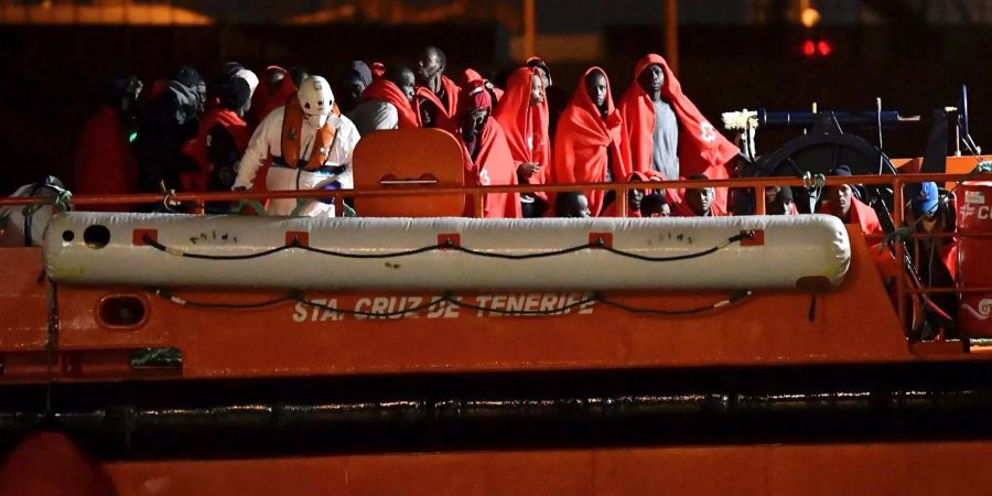 Spanische Küstenwache rettet Migranten vor Almería.