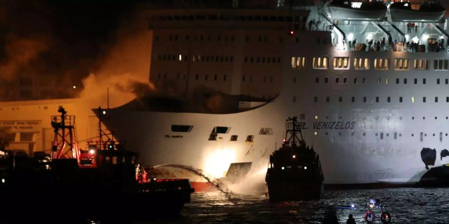 Rauch steigt von der Fähre «Eleftherios Venizelos» auf, während Wasserwerfer eines Löschbootes Wasser auf die Fähre werfen, um einen Brand an Bord zu löschen.