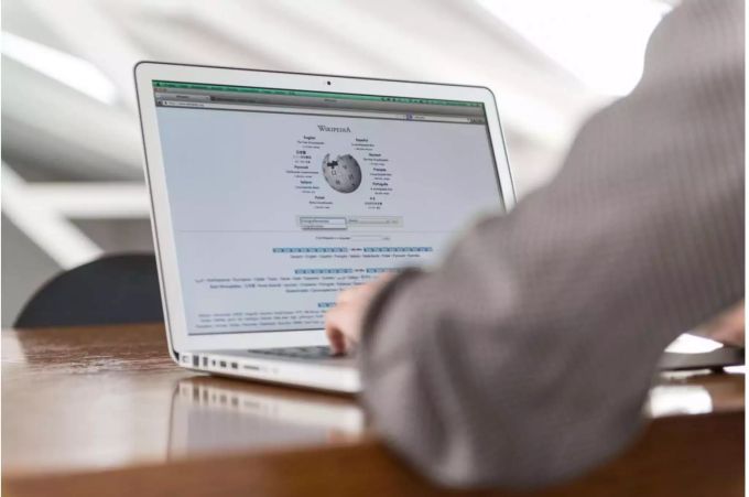 Von Männerhand? Ein Wikipedia-Artikel wird erstellt. Von Männerhand? Ein Wikipedia-Artikel wird erstellt.