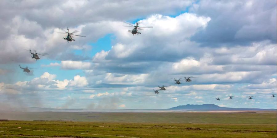 Russische Helikopter fliegen im Rahmen der Militärübung «Wostok-2018» über Ostsibirien.