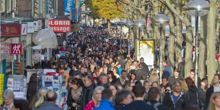 Passanten gehen durch die Königstrasse in Stuttgart.
