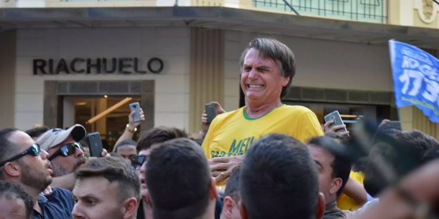 Jair Bolsonaro, konservativer Präsidentschaftskandidat, verzieht bei einer Wahlkampfveranstaltung das Gesicht und fasst sich an den Bauch, nachdem er bei einem Messerangriff verletzt wurde.