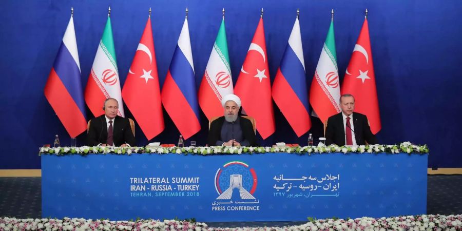 Wladimir Putin (l.), Präsident von Russland, Hassan Rohani (m.), Präsident des Iran und Recep Tayyip Erdogan (r.), Präsident der Türkei, bei einer Pressekonferenz während des Syrien-Gipfels in Teheran.