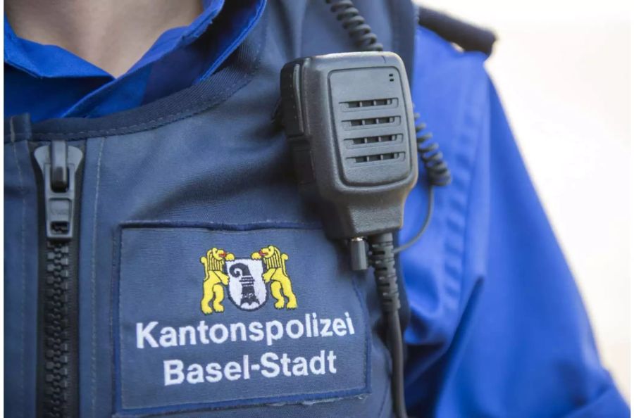 Brust eines Polizisten der Kantonspolizei Basel-Stadt - Keystone