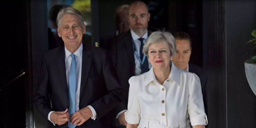 Die britische Premierministerin Theresa May und Schatzkanzler Philip Hammond verlassen ihr Hotel.