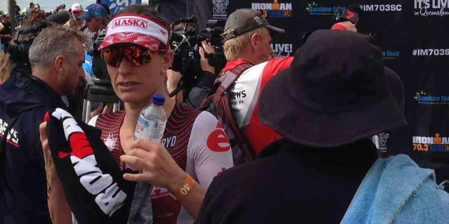 Die Schweizer Triathletin Caroline Steffen nach dem Zieleinlauf am Ironman in Australien.